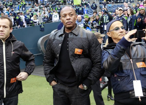 
	Роден е в Комптън, Калифорния. Пробивът си в музикалната индустрия прави с групата N.W.A. през 80-те.
