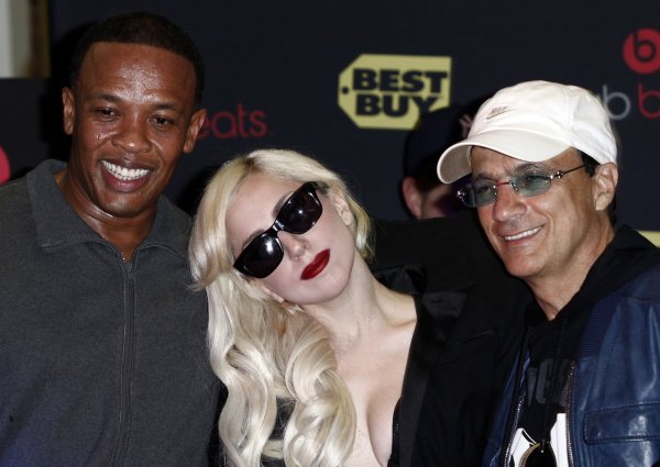 
	Личното звукозаписно студио на Доктор Дре се казва Aftermath Entertainment, което набира популярност през 1998 г. Тогава Джими Йовайн, който е шеф на компанията-майка на Aftermath - Interscope, окуражава Дре да подпише с Еминем. &nbsp;
