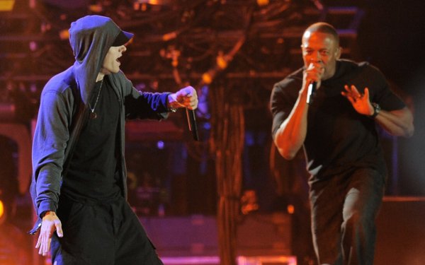 
	Един от тях е дългогодишния му приятел Еминем.
