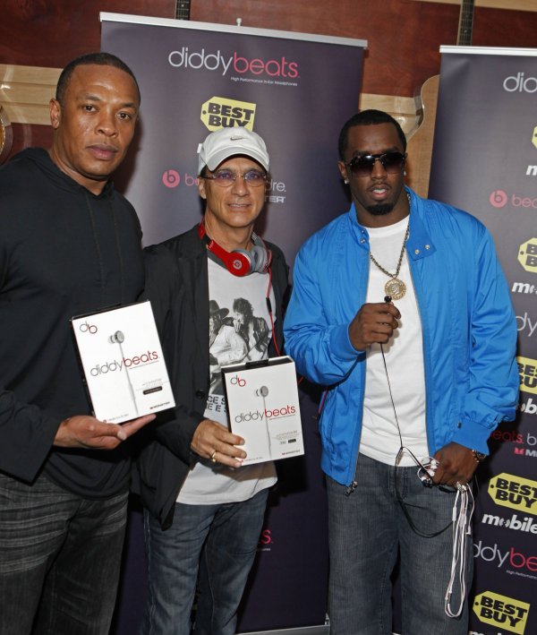 
	Пи Диди дори има свои собствени поръчкови слушалки diddybeats.
