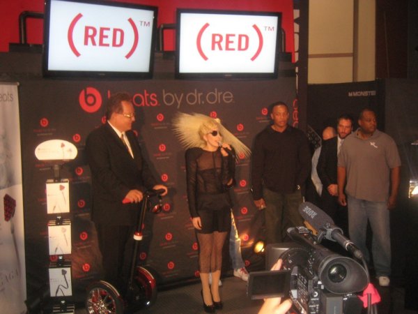 
	Доктор Дре често присъства и на червения килим. На тази снимка Лейди Гага и Доктор Дре обявяват нов модел слушалки на изложението CES в Лас Вегас през 2010 г.
