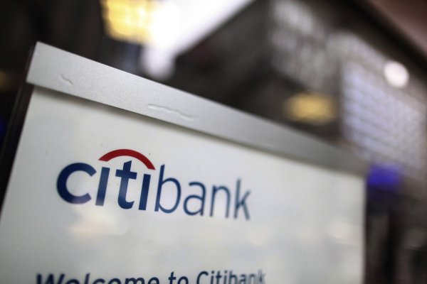 
	Съкратени служители: 50 000
	Период: Ноември 2008 г.

	Когато финансовата криза завладя Wall Street, Citigroup обяви съкращаването на 50 000 работни места, повечето от които в резултат на планирани разпродажби на концерна. По това време главният изпълнителен директор на Citigroup Викрам Пандит, който заемаше поста от по-малко от една година, заяви, че &bdquo;няма нищо лесно в тези решения и в последиците за хората ни. Правим това, защото ние трябва да го направим, а не защото го искаме&quot;.&nbsp;
