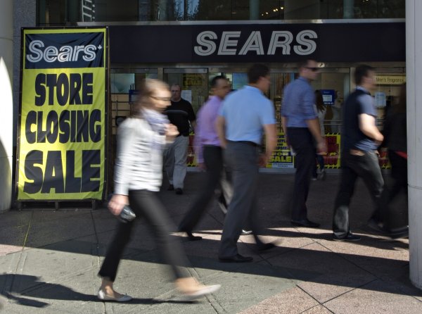 
	Съкратени служители: 50 000
	Период: Януари 1993 г.
	
	За да се конкурира с нискобюджетните модели на Wal-Mart и Toys &#39;R&#39; Us и за да обърне продължаващия десетилетия наред негативен тренд, Sears обяви през 1993 г., че ще премахне т. нар. каталози &quot;big book&quot;, които бяха често срещани в американските домове от 97 години насам. Преустановяването на каталога и на интериора на113 магазина е част от по-голяма реконструкция, която струва на компанията 50 000 работни места.
