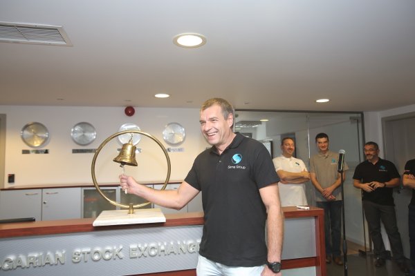 
	Главният изпълнителен директор Цветан Алексиев дава старт на търговията с акции на Сирма Груп Холдинг АД. Снимка: Сирма Груп Холдинг АД
