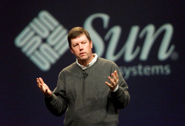 
	През 2009 г. Oracle придоби Sun Microsystems за 8,2 млрд. долара. Това се случи, след като преговорите за придобиване на Sun Microsystems от друг голям IT гигант &ndash; IBM, се провалиха. Последната отправи оферта за 9,4 долара за акция. Oracle предложи цена на акция от 9,5 долара, или общо за 7,4 млрд. долара по това време. Цената на придобиването е с премия от 42% над пазарната цена на Sun Microsystems от последния ден на борсата преди сделката.
	
	Снимки: архив Ройтерс
