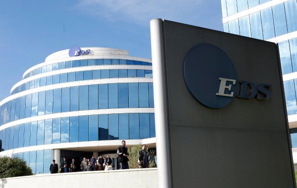
	Hewlett-Packard придоби EDS през 2008 г. за 13,9 милиарда долара (15,4 млрд. долара по днешни цени) и по стойност това бе най-голямата сделка в сферата на IT услугите тогава. По-късно HP обяви, че възнамерява за закрие 24 600 работни места по целия свят през следващите три години.&nbsp;
