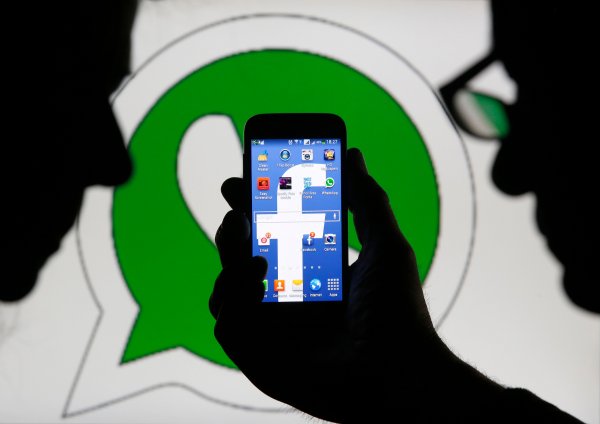 
	Най-голямата в света социална мрежа Facebook купи WhatsApp през 2014 г. в доста изненадваща сделка за 19 млрд. долара (19,1 млрд. долара по днешни цени). Facebook плати 4 млрд. в брой на собствениците на WhatsApp. Други 12 млрд. бяха дадени под формата на акции на социалната мрежа, а още 3 млрд. долара - под формата на ограничени акции, предназначени само за основателите на WhatsApp и нейните служители, които няма да могат да бъдат продавани през следващите 4 години.

	Новината за сделката предизвика шок сред анализаторите и инвеститорите, като най-стряскаща се оказа цената, защото WhatsApp наистина разполага с една от най-големите потребителски бази спрямо останалите подобни приложения, но няма почти никакви източници на приходи. &nbsp;
