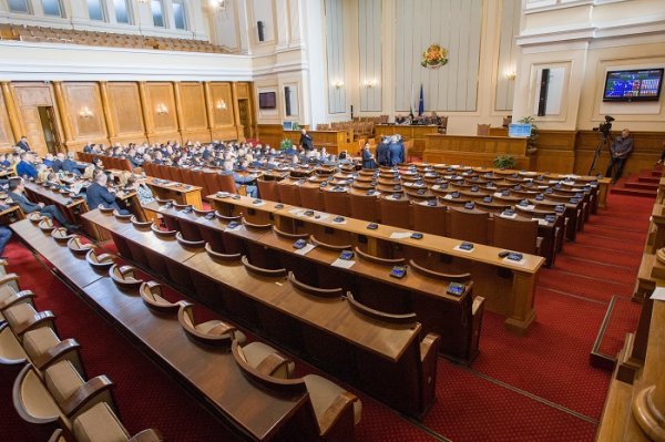 
	НС започна работа от втория опит за събиране на кворум. В пленарна зала се регистрираха 135 народни представители.&nbsp;Снимка: Димитър Кьосемарлиев, Investor Media Group
