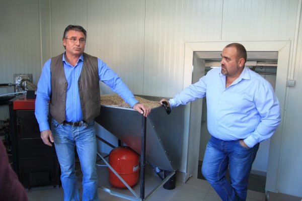 
	Доц. Кънчо Пейчев и Стоилко Апостолов показват ВЕИ инсталацията във фермата на Иван Данчев. Снимка: Биоселена

