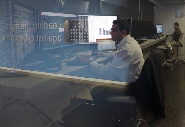 
	Вишант Пател, старши мениджър по разследванията в Microsoft Digital Crimes Unit, по време на работа. Снимки: Ройтерс
