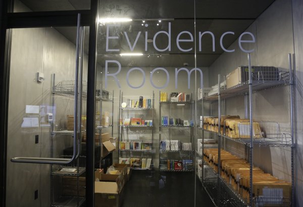 
	Стаята за форенсикс. Microsoft, производителят на най-популярната операционна система в света, обяви своята нова стратегия срещу криминалните хакери.
