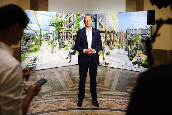 Главният изпълнителен директор на Siemens AG Роланд Буш говори по време на церемонията по полагане на основния камък на новия градски район Siemensstadt Square в Берлин. Снимка: БГНЕС/EPA/CHRISTIAN MARQUARDT