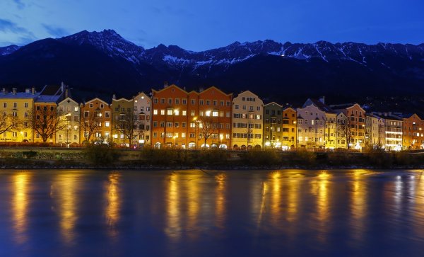 
	Място през 2014 г.: 3

	За трета поредна година Австрия е на първо място по здравеопазване, надминавайки всички 150 държави по този показател. Въпреки това икономиката на страната даде признаци за свиване през 2014 г., което свали Австрия до 8-о място в общото класиране от 3-о през миналата година. Най-вече това се дължи на увеличения бюджетен дефицит на страната, който се дължи отчасти на спасението на една банка. Това може да означава лоши новини за &bdquo;публичните услуги и програми, насочени към пенсионерите&ldquo;, пише в доклада на Natixis. &ldquo;Въпреки че се очаква да остане сред основните дестинации за пенсионери през следващите години, бъдещото място на Австрия в първата десетка ще зависи до голяма степен от икономическото развитие в еврозоната, което да засили макроикономическите основи&ldquo;.
