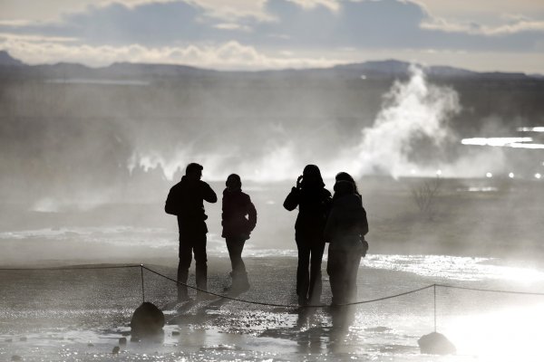 
	Място през 2014 г.: 11

	Подобно на Холандия, Исландия се наслади на сериозно подобрение на класирането си по отношение на на сигурността на пенсионерите. Страната се изкачи до 4-о място от 11-о година по-рано &nbsp;благодарение на по-добрите очаквания за икономиката. 

	Банковата система на Исландия намери сигурна основа, като делът на лошите заеми спадна до 4% от 18% през 2010 г. Подобрението в банковия сектор &bdquo;оказа директно влияние върху сигурността на спестявания на пенсионерите&ldquo;, се казва в доклада.

