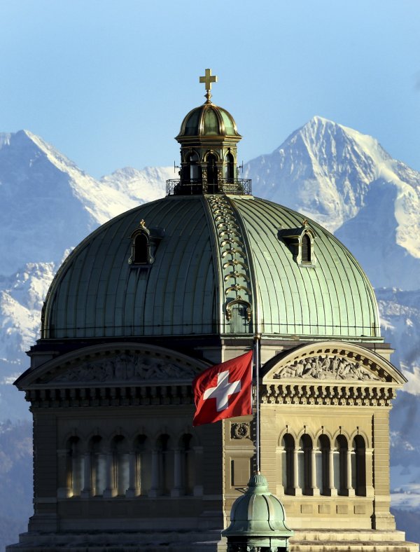 
	Място през 2014 г.: 1

	Швейцария запази първото си място по сигурност на пенсионерите благодарение на силната икономика и банкова система. И двете помагат на нейните граждани &bdquo;да поддържат високо ниво на материално благосъстояние&ldquo;, се казва в доклада. Високите доходи на глава от населението, системата за здравеопазване и системата за доброволно пенсиониране също са помогнали за това класиране.
