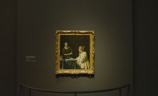 Това е рядка художествена изложба, която завладя международните заглавия. Билетите се разпродадоха за дни, вкл. и допълнителните, а нетърпеливите посетители сринаха уебсайта на музея.

В музея бяха изложени 28 творби на холандския художник от XVII век. Организаторите са положили огромни усилия да съберат тези шедьоври на едно място, сред които емблематичните за художника „Млекарката“ и „Момичето с перлената обица“.

Това беше и най-голямата изложба на творби на Вермеер, провеждана някога.