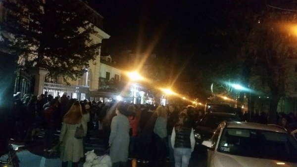 
	Стотици се събраха пред френското посолство в София.
