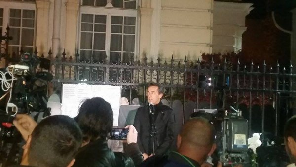 
	Френският посланик в България Ксавие Лапер дьо Кабан благодари за съчувствието на събралите се хора.
