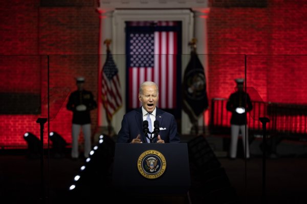 Президентът започна атака срещу републиканците, които приемат идеологията на Тръмп MAGA, и призова собствените си поддръжници да отвърнат на удара. Снимка: Bloomberg