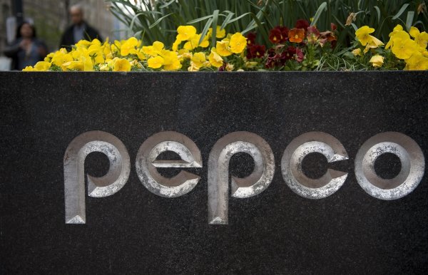 
	Компанията, която снабдява с енергия около 2 млн. души в Делауеър, Вашингтон, Мериленд и Ню Джърси, реализира печалба от над 1,7 млрд. долара между 2008 и 2012 г. Данъчната ставка върху нея обаче е бил -33%, което е донесло на компанията още 575 млн. долара върнати данъци. Причината за ниския данък е в това, че компаниите за комунални услуги обикновено разчитат на ускорени амортизации, за да намалят данъците си.

	Pepco заяви, че си плаща всички дължими данъци съобразно законите и че &bdquo;данъчните облекчения създават нови възможности за инвестиции и разкритие на работни места, а спестените пари се прехвърлят към потребителите под формата на по-ниски цени&ldquo;.

	снимка: Ройтерс
