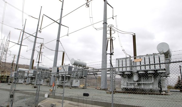 
	Енергийната компания NiSource плаща ефективна данъчна ставка от -13,6% и за петгодишния период изкара над 336 млн. долара от данъчни обезщетения. В същото време тя реализира печалба от 2,5 млрд. долара. Фирмата използва приспадането на местната продукция, за да намали данъка, който дължи. Компанията отчита, че от 2008 г. насам е инвестирала над 7,5 млрд. долара в капиталови разходи за инфраструктурни проекти, които са подпомогнали възстановяването на местните разходи и създаването на работни места, като тази година е на път да инвестира още 2,2 млрд. долара в подобни проекти.

	снимка: Ройтерс
