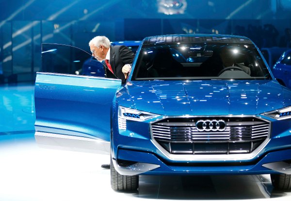 
	Само с едно зареждане Audi R8 e-tron може да измине около 450 км, като агрегатът му дава възможност за зареждане от източници както с постоянен, така и с променлив ток. Времето за &bdquo;пълнене&rdquo; на акумулаторите е около 2 часа.
