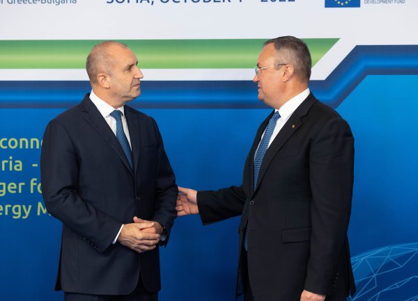 Държавният глава Румен Радев е домакин на церемонията по повод официалното въвеждане в експлоатация на междусистемната газова връзка Гърция-България. Събитието се провежда в зала 3 на Националния дворец на културата в София. На събитието присъстват Президентът Румен Радев, Стево Пендаровски, Александър Вучич, Урсула фон дер Лайен Кириакос Мицотакис. Снимка: президентството на България