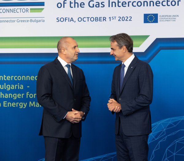 Държавният глава Румен Радев е домакин на церемонията по повод официалното въвеждане в експлоатация на междусистемната газова връзка Гърция-България. Събитието се провежда в зала 3 на Националния дворец на културата в София. На събитието присъстват Президентът Румен Радев, Стево Пендаровски, Александър Вучич, Урсула фон дер Лайен Кириакос Мицотакис. Снимка: президентството на България