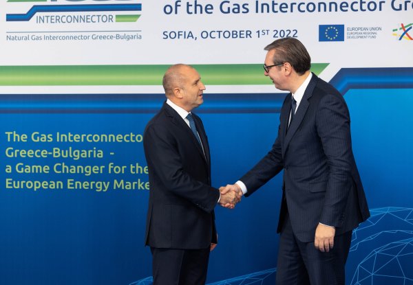 Държавният глава Румен Радев е домакин на церемонията по повод официалното въвеждане в експлоатация на междусистемната газова връзка Гърция-България. Събитието се провежда в зала 3 на Националния дворец на културата в София. На събитието присъстват Президентът Румен Радев, Стево Пендаровски, Александър Вучич, Урсула фон дер Лайен Кириакос Мицотакис. Снимка: президентството на България