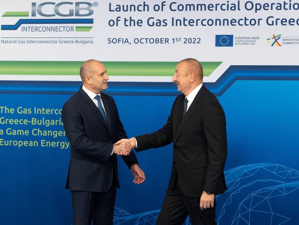 Държавният глава Румен Радев е домакин на церемонията по повод официалното въвеждане в експлоатация на междусистемната газова връзка Гърция-България. Събитието се провежда в зала 3 на Националния дворец на културата в София. На събитието присъстват Президентът Румен Радев, Стево Пендаровски, Александър Вучич, Урсула фон дер Лайен Кириакос Мицотакис. Снимка: президентството на България