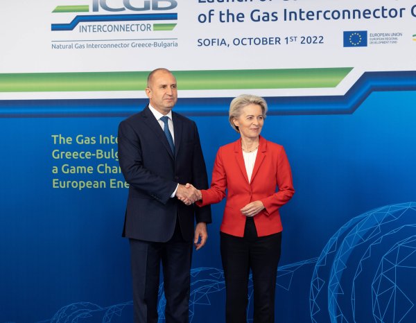 Държавният глава Румен Радев е домакин на церемонията по повод официалното въвеждане в експлоатация на междусистемната газова връзка Гърция-България. Събитието се провежда в зала 3 на Националния дворец на културата в София. На събитието присъстват Президентът Румен Радев, Стево Пендаровски, Александър Вучич, Урсула фон дер Лайен Кириакос Мицотакис. Снимка: президентството на България