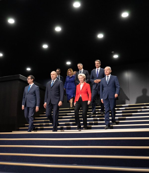 Държавният глава Румен Радев е домакин на церемонията по повод официалното въвеждане в експлоатация на междусистемната газова връзка Гърция-България. Събитието се провежда в зала 3 на Националния дворец на културата в София. На събитието присъстват Президентът Румен Радев, Стево Пендаровски, Александър Вучич, Урсула фон дер Лайен Кириакос Мицотакис. Снимка: президентството на България