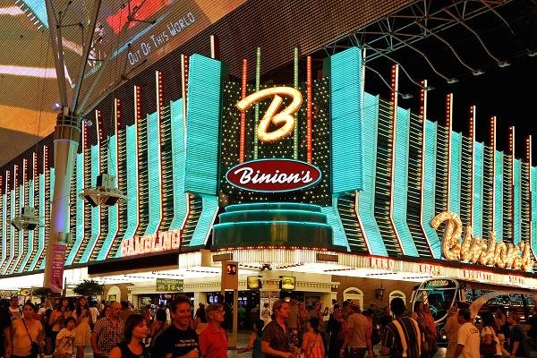 
	Арчи Карас е комарджия, който влиза в историческите анали на Лас Вегас. Според статия от специализирано издание, само за три месеца през 1993 г. Карас е спечелил 10 млн. долара, играейки срещу покер елита в Лас Вегас. За съжаление, умението му да печели пари е било идентично с това да ги губи. Според CNN той е спечелил 40 млн. долара за тригодишен период през 90-те, след което губи сумата само за три месеца. През септември 2013 г. Карас е арестуван в дома си в Лас Вегас по обвинение, че е белязал картите в игра на блекджек в Сан Диего два месеца по-рано, пише Reuters.
