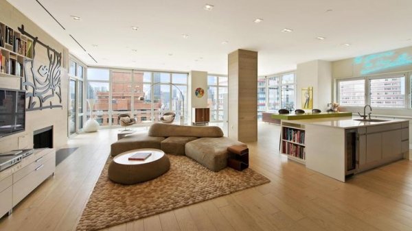 
	Апартаментът разполага с две камини. На снимката вляво се вижда едната от тях.
