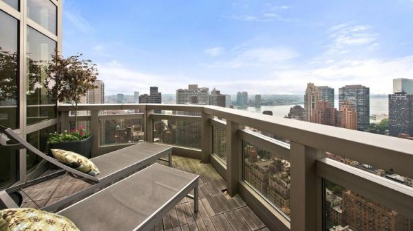 
	На 32-ия етаж пентхаузът разкрива прекрасна гледка директно към Хъдсън.&nbsp;
