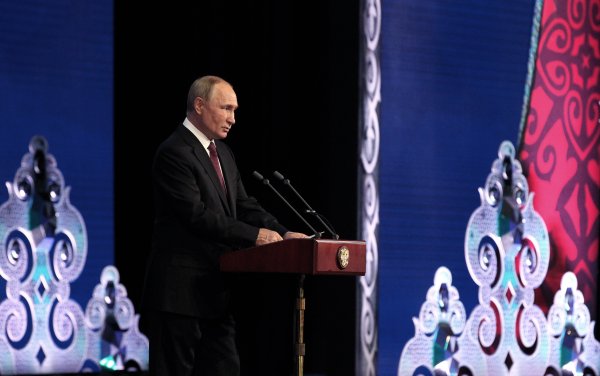 Руският президент Владимир Путин говори на събитие по случай 100-годишнината на републиките Адигея, Кабардино-Балкария и Карачаево-Черкезия в Държавния дворец на Кремъл в Москва, Русия, 20 септември 2022 г. EPA/KONSTANTIN ZAVRAZHIN / SPUTNIK