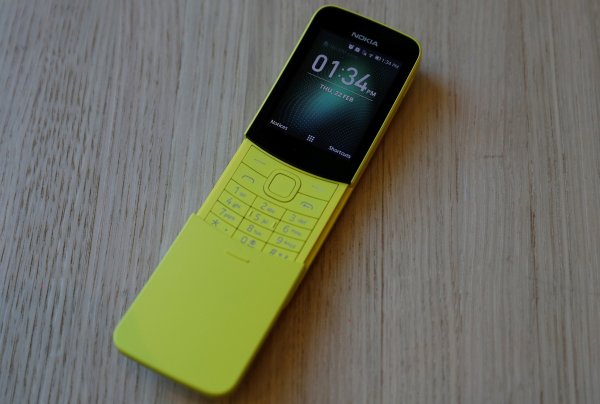 
	Nokia 8110. Снимка: Ройтерс
