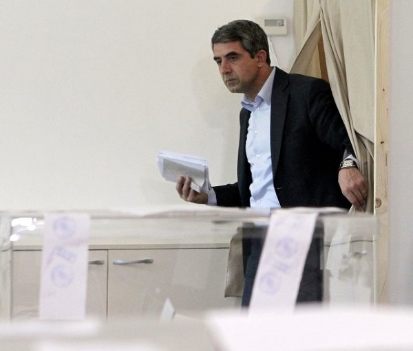 
	Президентът Росен Плевнелиев упражни правото си на глас в изборите за кметове и националния референдум в столицата. Снимка: БТА
