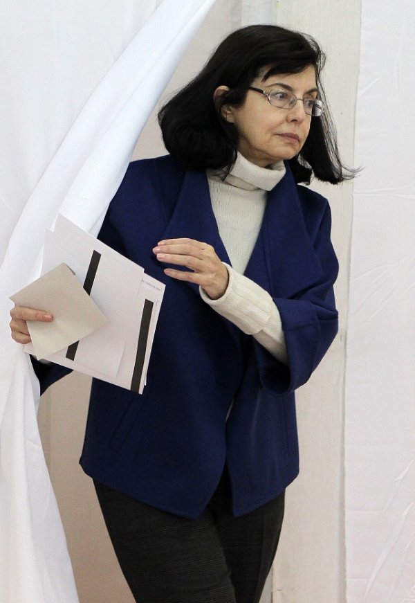 
	Меглена Кунева - председател на &quot;Движение България на гражданите&quot;, част от Реформаторския блок, гласува в столичната Национална природо-математическа гимназия &quot;Акад. Любомир Чакалов&quot;. Снимка: БТА
