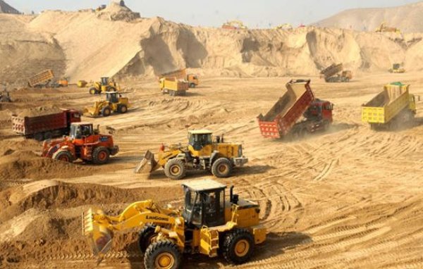 
	През 1997 г. в град Ланчоу е представен проект, който цели да премахне висока 1689 метра планина. Според авторите по този начин ще се подобрят въздушните течение и качеството на въздуха в града ще се подобри. Като допълнение ще се открият повече свободни площи за строеж.&nbsp;
	
	Въздухът в Ланчоу е един от най-лошите в света, което частично се дължи на географското разположение на града. Той се намира в долина и е обграден от всички страни от планини. За да се подобри циркулацията на въздуха над града, авторите на проекта излизат с идеята да се премахне най-голямата планина над него.
	
	Проблемът е, че част от масива е била премахната, което обаче не оказало почти никакво влияние на качеството на въздуха.
