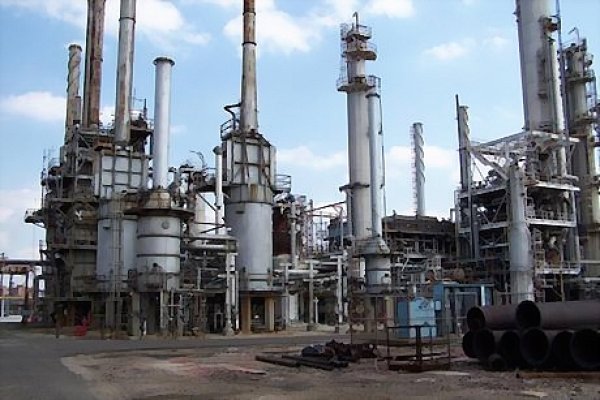 
	Китай планира да намали нивата на твърдите частици във въздуха в северните части на страната с 25% до 2017 г. Един от основните начини това да се случи, е като въглищата се превърнат в газ. Въглищата са отговорни за по-голямата част от замърсяването на въздуха на Китай, като природният газ се е доказал като по-чист и екологичен начин за производството на ток. Затова на изследователите им хрумнало да превърнат въглищата в природен газ, възползвайки се от изобилните залежи на твърдото гориво в Китай, без да компрометира качеството на въздуха.
	
	Експертите зад новата стратегия се надяват до 2020 г. методът да произвежда 12.5% от потреблението на газ в страната. За да се случи това обаче, в Китай трябва да бъдат построени 18 нови централи за производство на синтетичен природен газ, познат като SNG, които ще бъдат ситуирани в северната част на страната.
	
	Противоречие има и тук, тъй като при горенето на SNG във въздуха се отделят по-малко твърди частици, отколкото при горене на въглища, но този тип газ е отговорен за изпускането на по-голямо количество парникови газове в сравнение с традиционните фосилни горива.
	
	Процесът по превръщането на въглища в природен газ се нуждае и от огромно количество вода. За производството на един кубичен метър SNG централата се нуждае от 6 до 10 литра вода, което значително ще ограничи регионите, които ще могат да са домакини на подобни централи.
