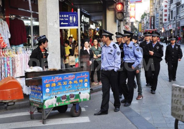 
	Замърсяването на въздуха изглежда чисто и просто като пушек, а готвенето произвежда доста пушек. Възможно ли е именно приготвянето на храна да е частично отговорно за смога над китайските градове? Такава е идеята зад публикация в англоезичния китайски ежедневник Global Times, според която близо 13% от твърдите частици в пекинския въздух се дължи на откритите барбекюта. За пръв път забраната за външни барбекюта бе гласувана през 2000 г., но така и не влезе в сила. Досега, когато администрацията на Пекин е твърдо решена да се справи със смога, ограничавайки броя на уличните щандове, на които се пече храна.
