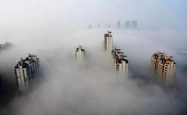 
	Добре известно е, че изкуственото охлаждане на твърдите частици може да ги изчисти от атмосферата. Тестовете на различни организации показват, че течният азот е един от най-добрите химикали за целта. Идеята е да се разпръсква охладителен агент в небето, който да помага за образуването на кристали около частиците. Те пък от своя страна ще стават по-тежки и ще падат на земята. Чрез метода ще се образува пласт от студен въздух, който ще пречи на топлия, замърсен фронт да достигне до градовете.
	
	&ldquo;На теория е напълно възможно да се създаде зона от чист въздух, както и щит срещу замърсителите, използвайки течен азот. Проблемът е, че дори в лабораторни условия боравенето с химикала е изключително трудно заради екстремно ниската му температура,&rdquo; коментира д-р Уанг Шинфенг, изследовател в университета в Шандонг.
