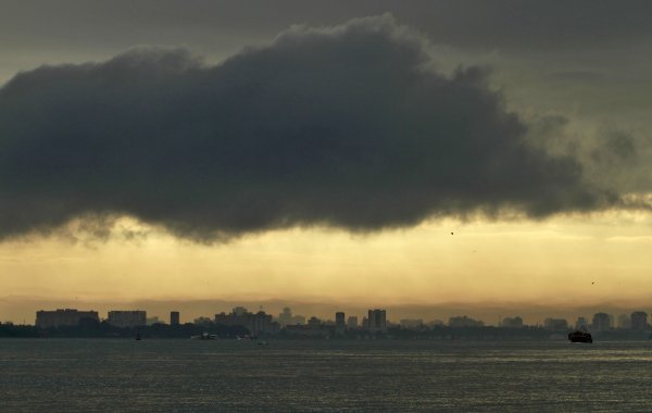 
	Както вече стана ясно, валежите буквално измиват твърдите частици от въздуха. Защо да не не се създаде естествен дъжд и сняг? Посяването на облаци е стара технология, състояща се от изстрелването на ракети със сребърен йод в небето. Методът бе използван от властите в Пекин по време на Олимпийските игри. Според доклад на Китайската метеорологична администрация през 2015 г. ще бъде разрешено на определени общини в Китай да използват технологията по свое усмотрение.
	
	Когато сребърният йод е изстрелян в облаците, той помага за формирането на ледени кристали, които впоследствие се топят и падат на земята под формата на дъжд, който почиства въздуха от твърдите частици.
