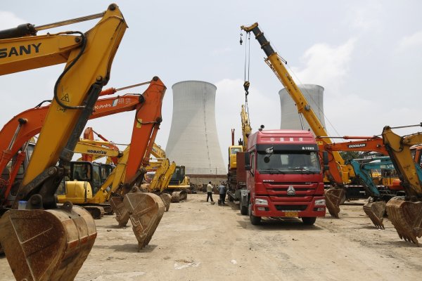 
	Това, което не се вижда, не съществува. Изглежда това е философията на Китай що се отнася до изключително мръсните електроцентрали, използващи горенето на въглища за производството на ток. Инициативата е да се изгради голям брой електроцентрали в отдалечени райони на север и запад, които да захранват с ток градовете, отстоящи на хиляди километри от тях. Планът е част от идеята да се децентрализират и разпръснат силно замърсяващи индустрии във вътрешността на страната, където по-малко хора ще ги виждат и съответно ще изпитат негативния ефект от работата им.
	
	Най-големият проблем на проекта, освен че той ще ощети милиони невинни хора, свикнали с чистия въздух на слабонаселените райони, както и че ще замърси последните чисти региони на Китай, е липсата на достатъчно вода, нужна за производството на ток.
