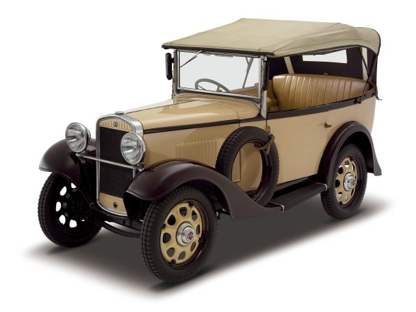 
	Datsun 12 се появи на бял свят през 1933 г. първоначално като продукт на DAT. По-късно корпорацията DAT беше придобита от Nissan. Datsun&nbsp;12 е подобен на появилия се през 1932 г. Datsun&nbsp;11, но с по-силен двигател.&nbsp;Снимки: Ройтерс
