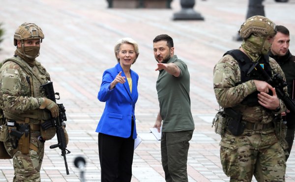 Зеленски посрещна в Киев и Урсула фон дер Лайен. Снимка: EPA/UKRAINIAN PRESIDENTIAL