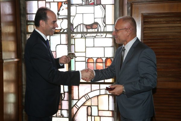 
	В знак на приемственост Иван Искров символично връчи на Димитър Радев сребърния звънец, с който се откриват и закриват в последните 12 години заседанията на УС на БНБ. Снимка: БНБ
