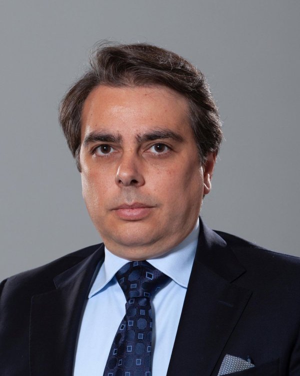 
	Асен Василев е завършил икономика в Харвард и е специализирал бизнес администрация и право в Harvard Business School и Harvard Law School.&nbsp;

	&nbsp;

	Съосновател е и президент на Everbread &ndash; една от петте компании в света за ценообразуване на самолетни билети. Everbread е частично финансирана от Националния Фонд за Научни разработки на Сингапур и от първия инвеститор в Skype.&nbsp;

	&nbsp;

	Съосновател и директор е на Центъра за икономически стратегии и конкурентоспособност. Преподавател е в програмата за икономически растеж и развитие, афилиирана със Софийския университет &ldquo;Св. Климент Охридски&rdquo; и с Центъра за стратегии и кoнкуретоспособност в Harvard Business School.

	&nbsp;

	От 1999 г. до 2004 г. Асен Василев работи като консултант в Monitor Group в САЩ, Канада, Европа и Южна Африка.&nbsp; Ръководи проекти за маркетинг и стратегическо развитие на големи международни компании в телекомуникационната индустрия, енергетиката, минното дело, застрахователната индустрия и в редица големи производители на потребителски стоки.

	&nbsp;

	Министър е на икономиката, енергетиката и туризма в състава на служебното правителство на Марин Райков.
