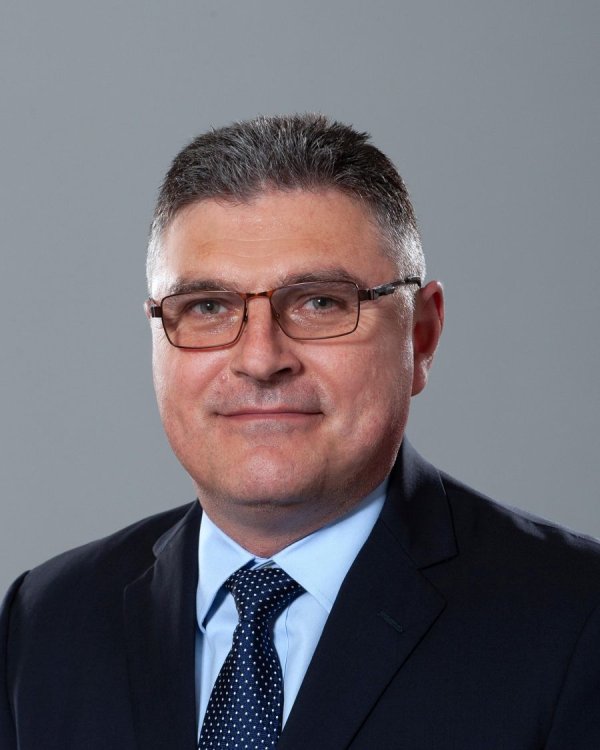 
	Георги Панайотов е роден през 1968 г. в гр. Поморие.

	&nbsp;

	Завършил е със златен медал Немска езикова гимназия в гр. Бургас. Магистър по политология от МГИМО, Москва.

	&nbsp;

	Дипломат от кариерата с 25-годишен професионален опит в областта на политиката за сигурност, на многостранна, двустранна и регионална дипломация, права на човека и развитие.

	&nbsp;

	Бил е постоянен представител на България към ООН в Ню Йорк, заместник-ръководител на посолствата на България в САЩ и в Афганистан, дипломат в политическа служба в посолството в Албания, началник на отдел НАТО в дирекция &ldquo;Политика за сигурност&rdquo; на МВнР, посланик за специални поръчения по сигурността в Черно море, референт за регионално сътрудничество и за Албания в дирекция &ldquo;Югоизточна Европа&rdquo;.

	&nbsp;

	Владее английски, немски, руски и албански езици.
